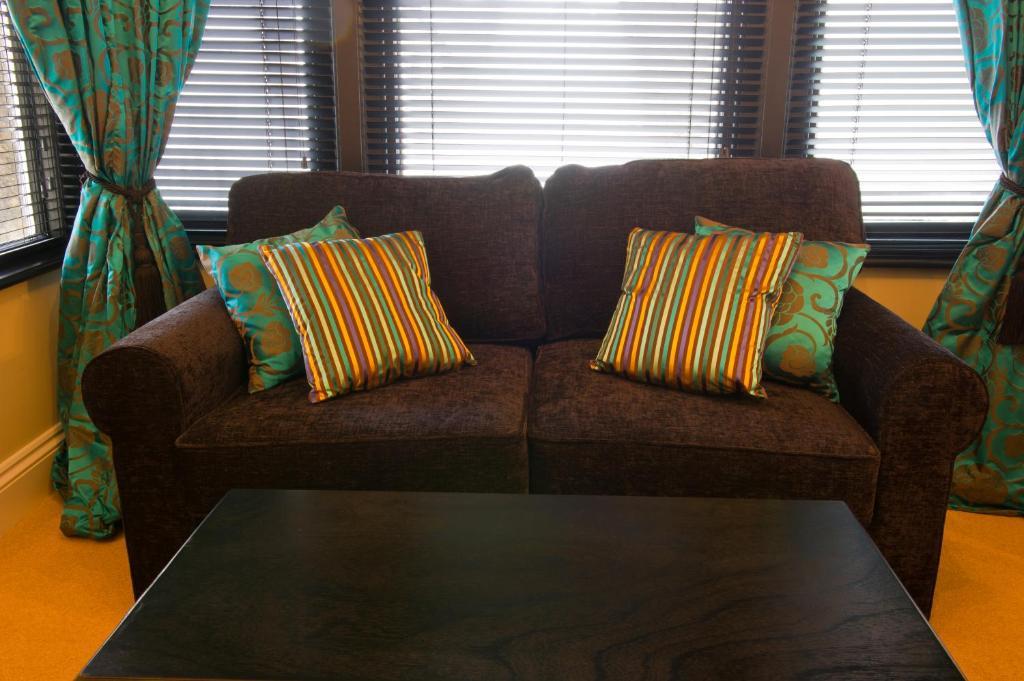 Hotel The Grafton Boutique à Harrogate Chambre photo A sofa with cushions