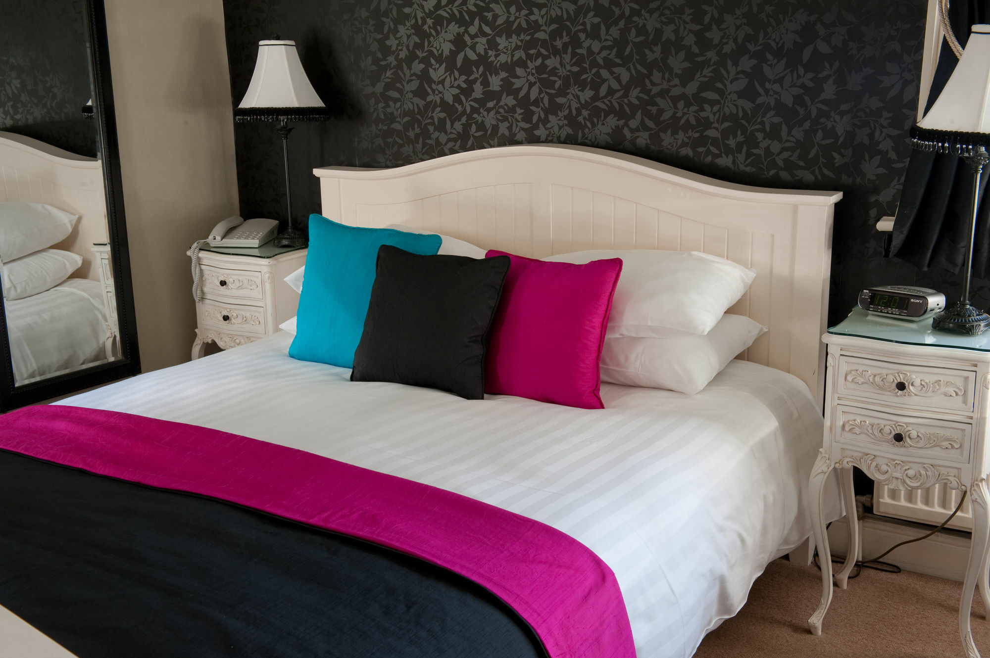Hotel The Grafton Boutique à Harrogate Extérieur photo A bed with a bed runner